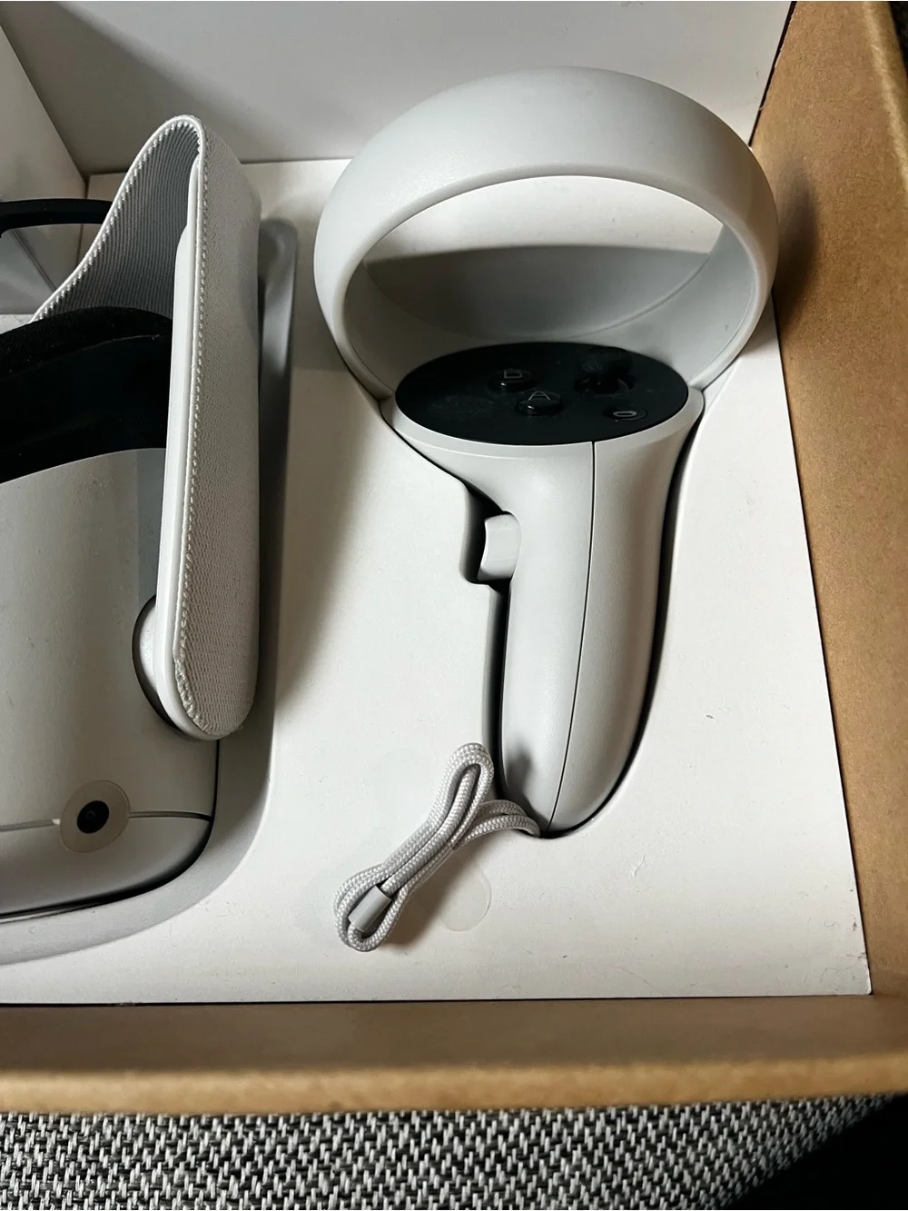 NWOT Oculus Quest 2 White Standalone VR Headset with White Controllers